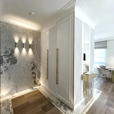 Luxury Gold 300m From The Apartment