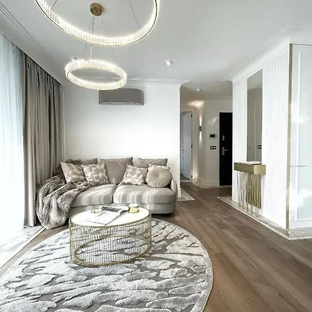 Luxury Gold 300m From The Apartment